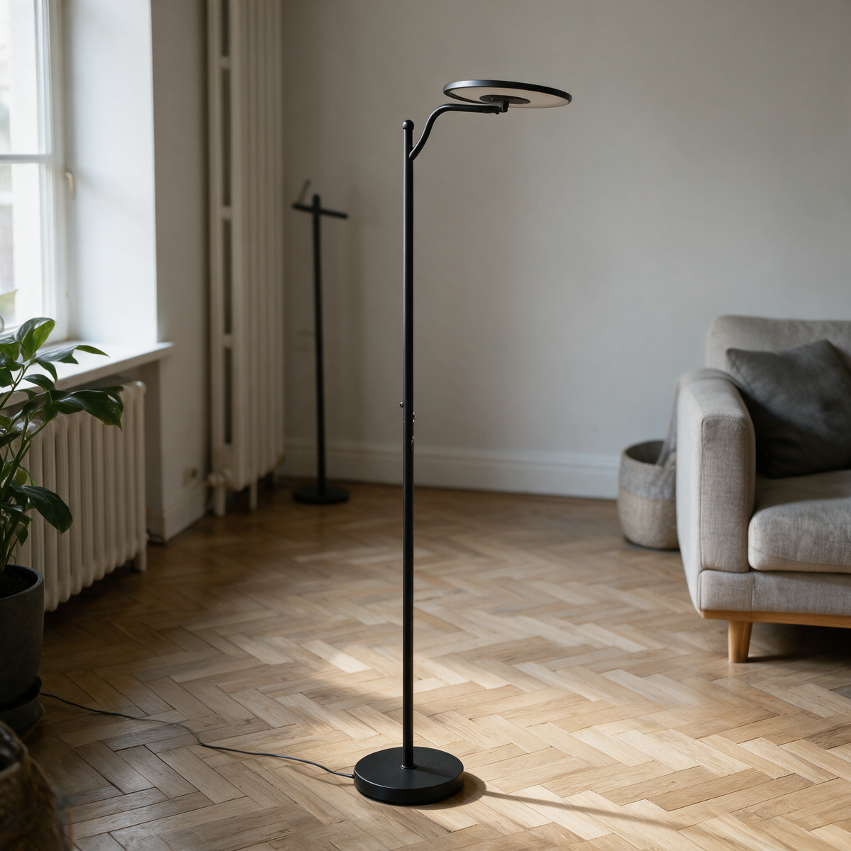 Stehlampe Nahaufnahme Kopf und Fernbedienung