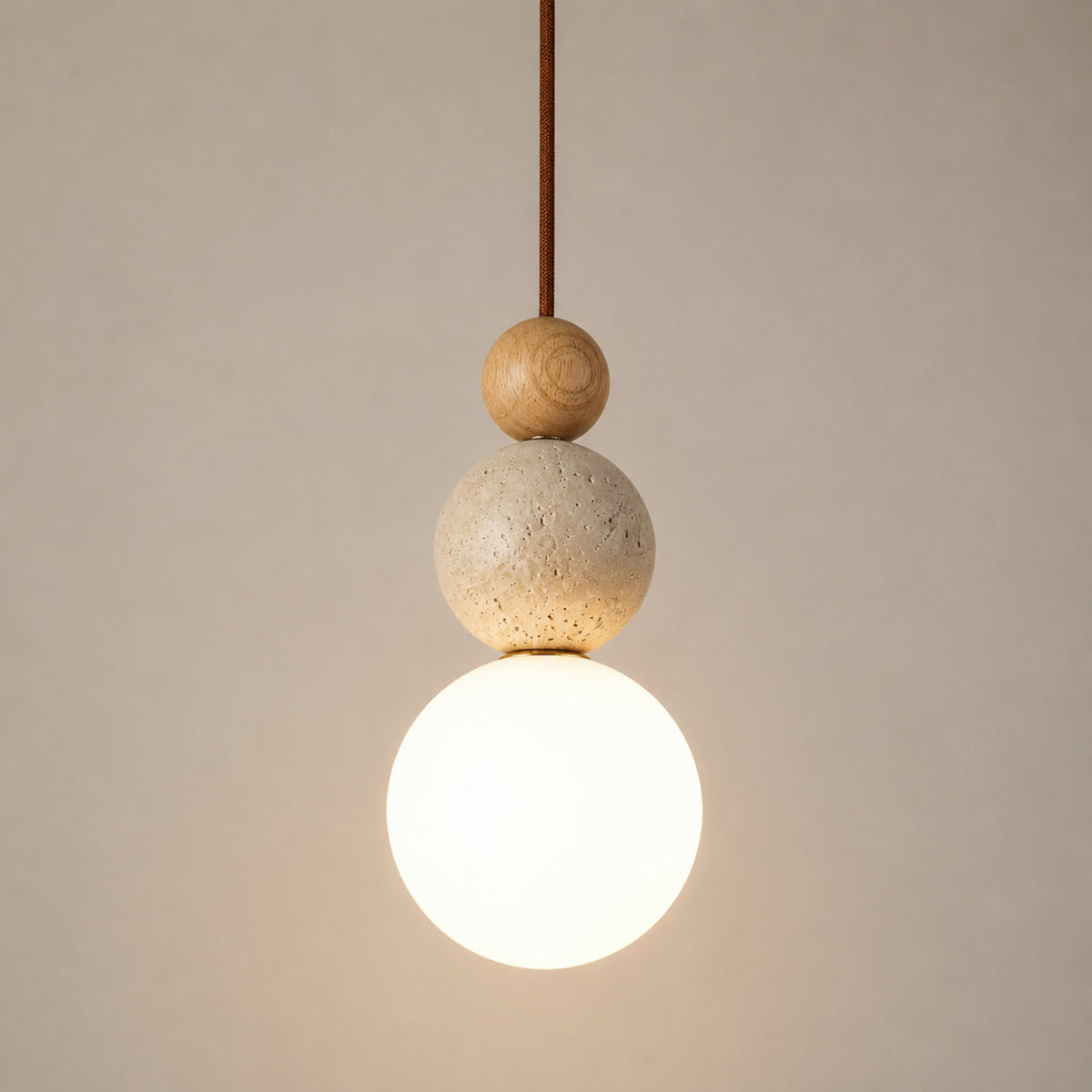 Pendelleuchte Sora - Kugelform aus Travertin & Holz