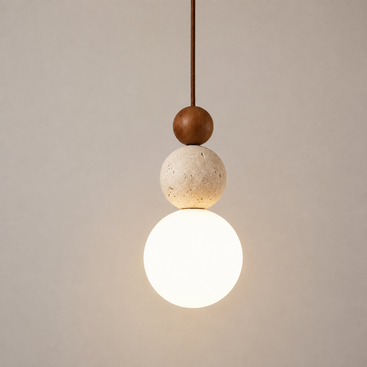 Pendelleuchte Sora - Kugelform aus Travertin & Holz