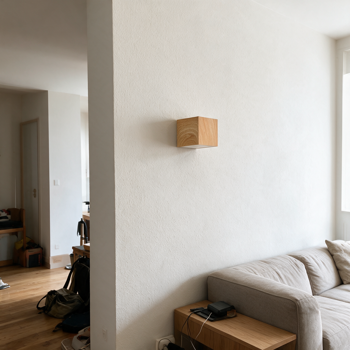LED Wandleuchte Holzoptik im Wohnzimmer, Tageslicht