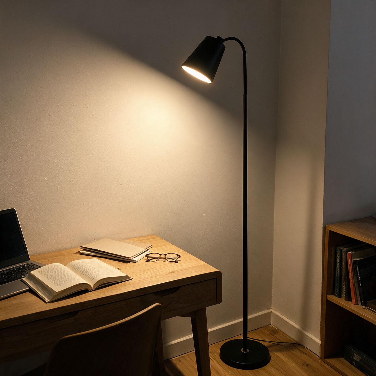 Stehlampe im Homeoffice am Schreibtisch