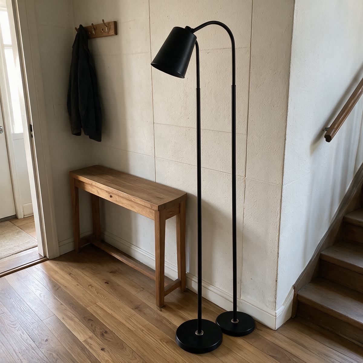 Stehlampe im Flur neben der Treppe