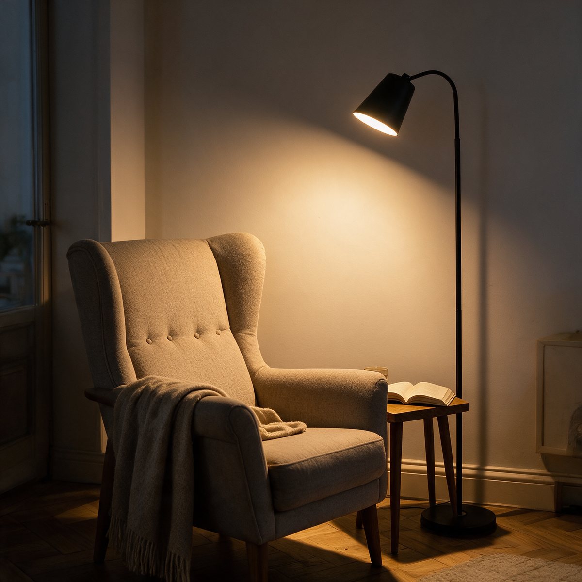 Stehlampe in gemütlicher Leseecke