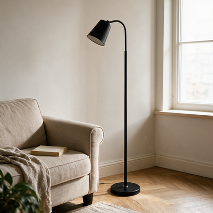 Stehlampe im Wohnzimmer bei Tageslicht, Licht aus