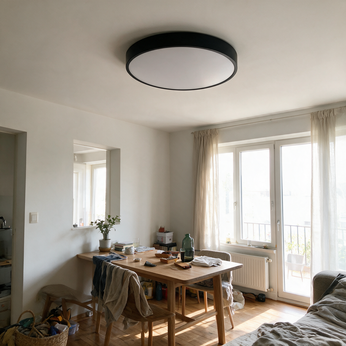 Deckenleuchte im Wohn-Esszimmer bei Tageslicht