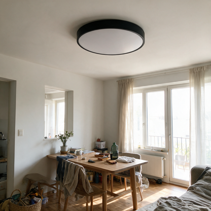 Deckenleuchte im Wohn-Esszimmer bei Tageslicht