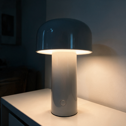 Tischlampe abends eingeschaltet