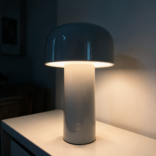 Tischlampe abends eingeschaltet