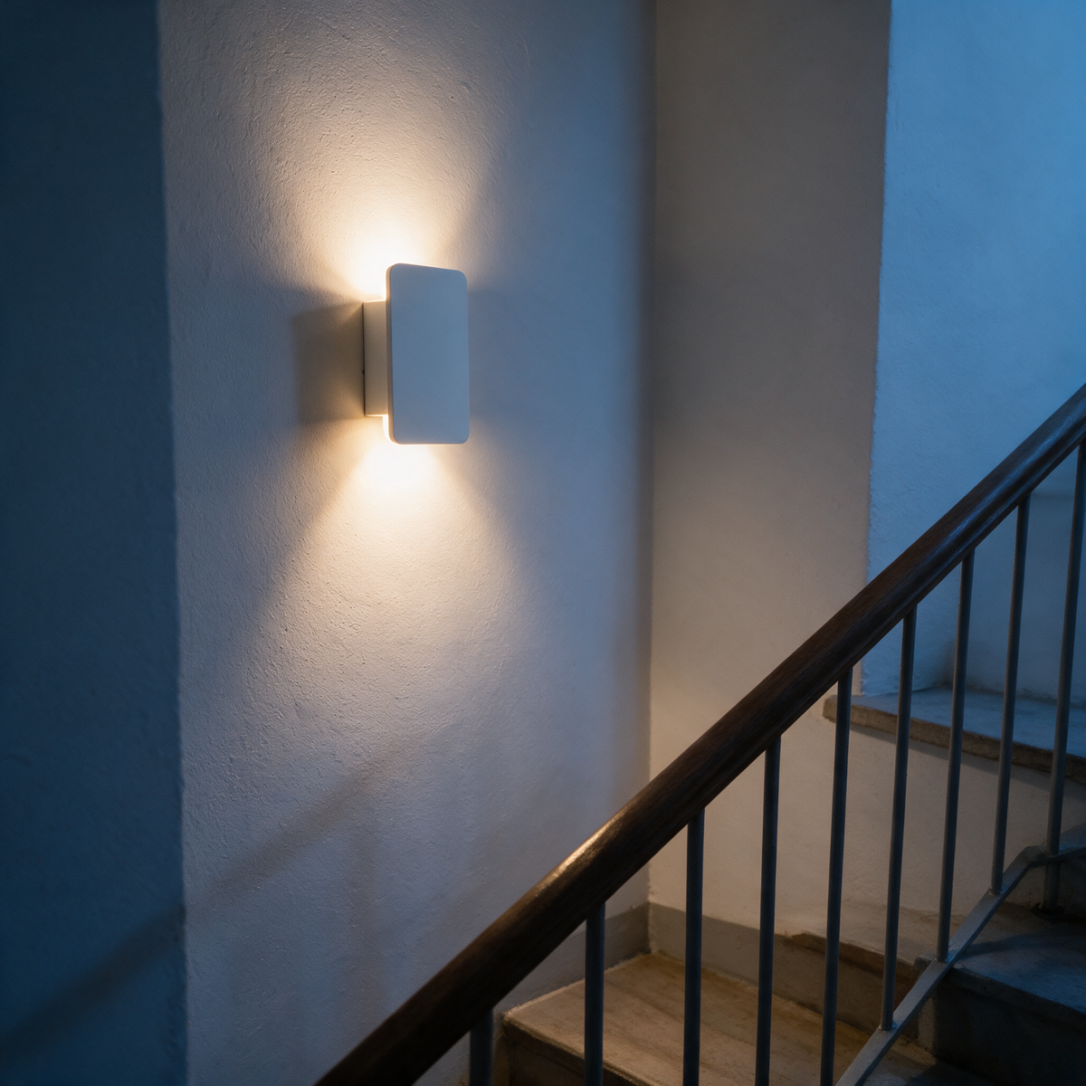 Nova Wandleuchte am Treppenhaus eingeschaltet