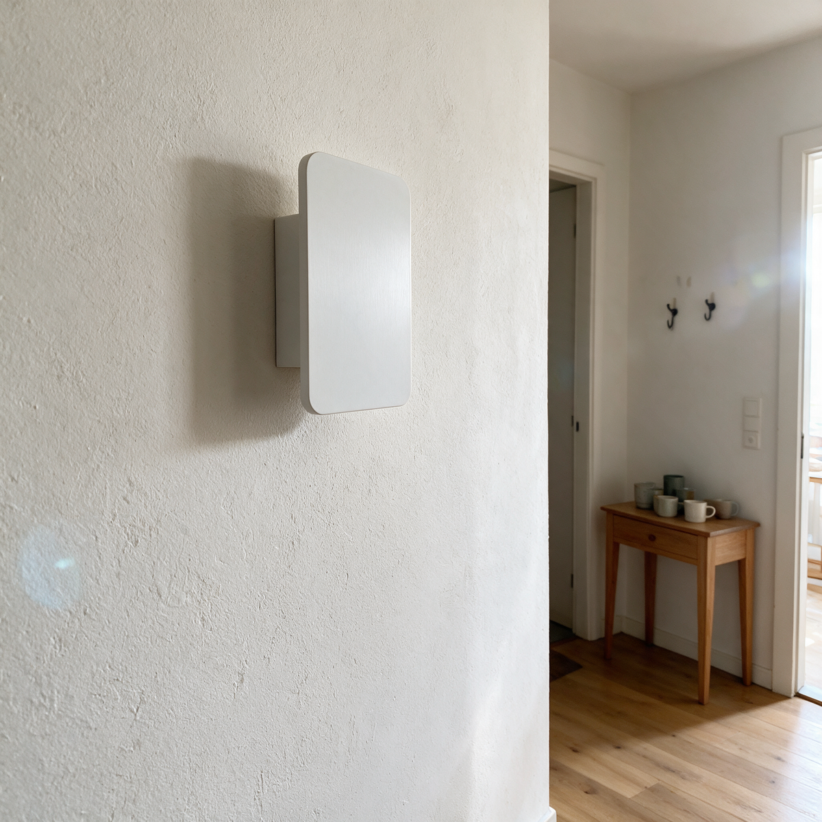 Nova Wandleuchte im Flur bei Tageslicht