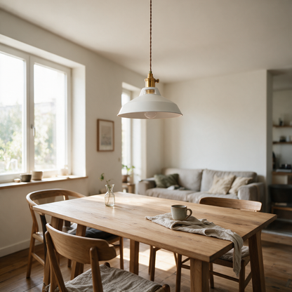 Pendelleuchte im Wohn-Esszimmer bei Tageslicht
