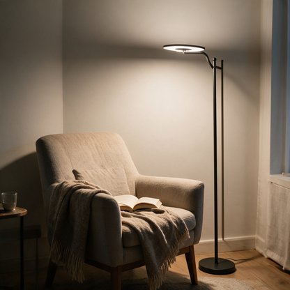 Stehlampe in gemütlicher Leseecke