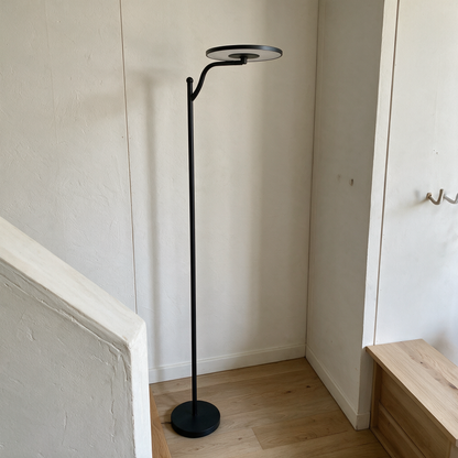 Stehlampe im Flur neben der Treppe