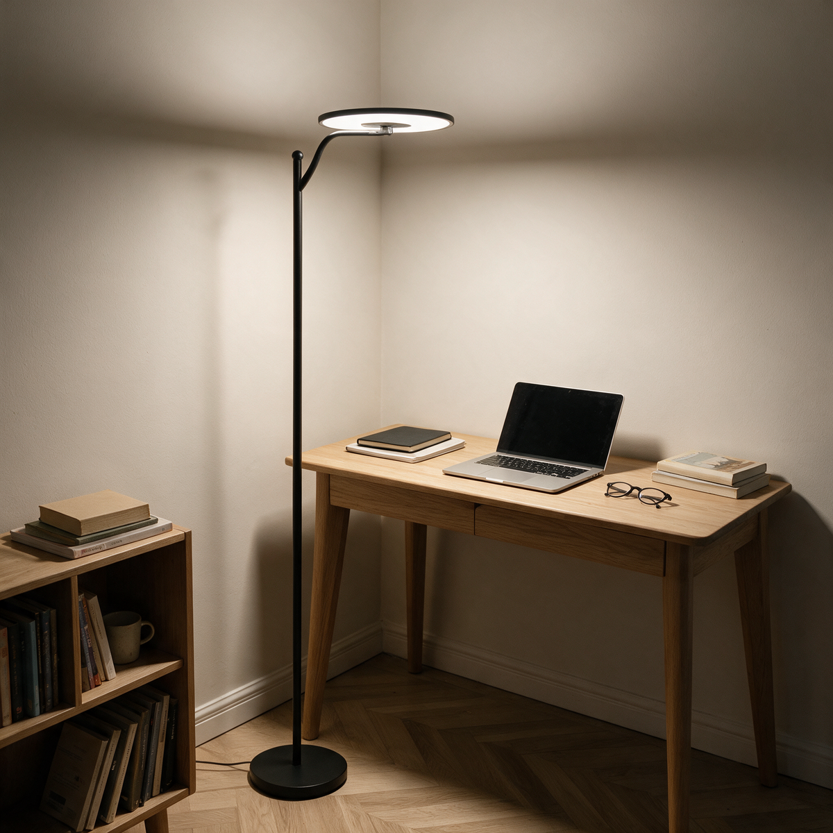 Stehlampe im Homeoffice am Schreibtisch
