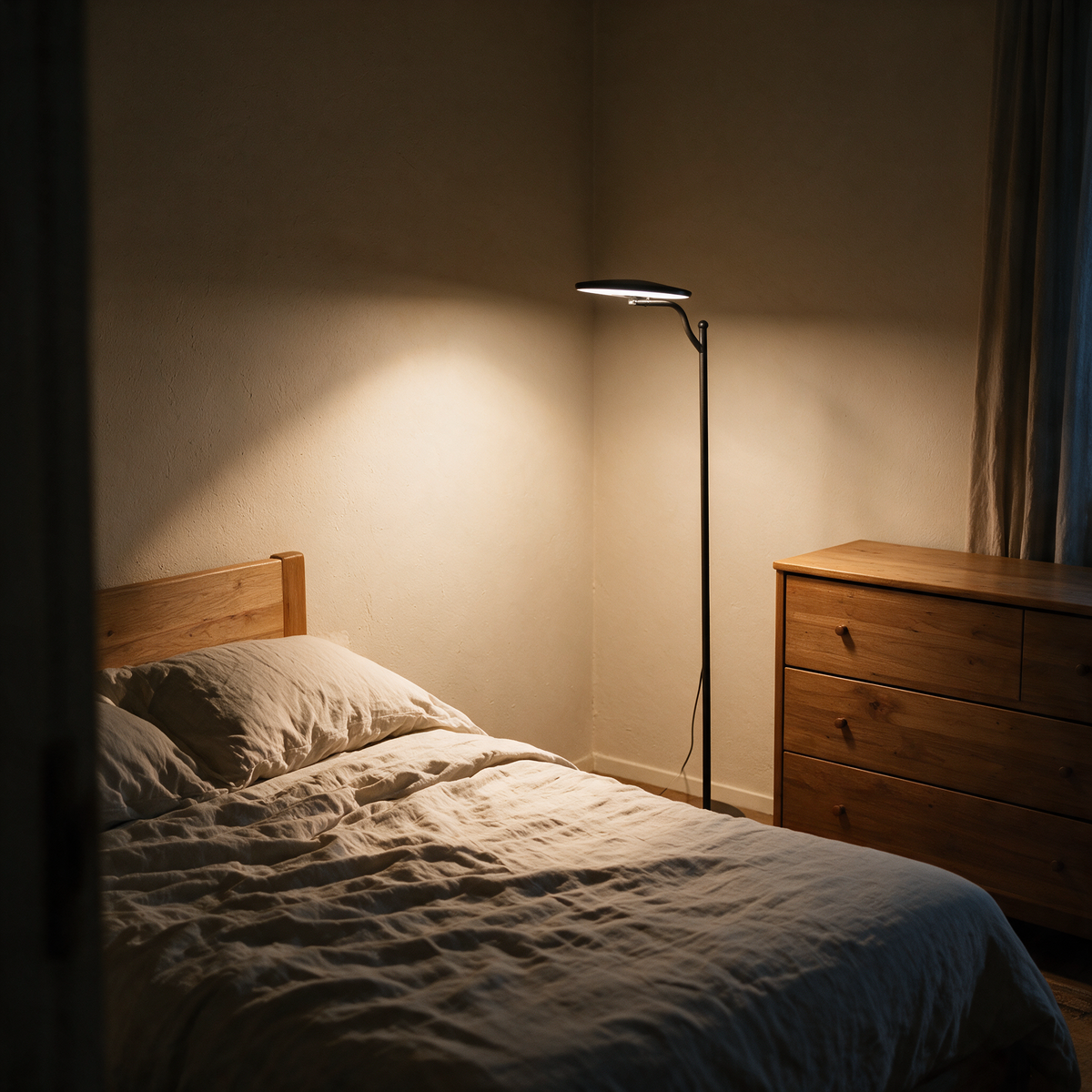 Stehlampe im Schlafzimmer neben dem Bett