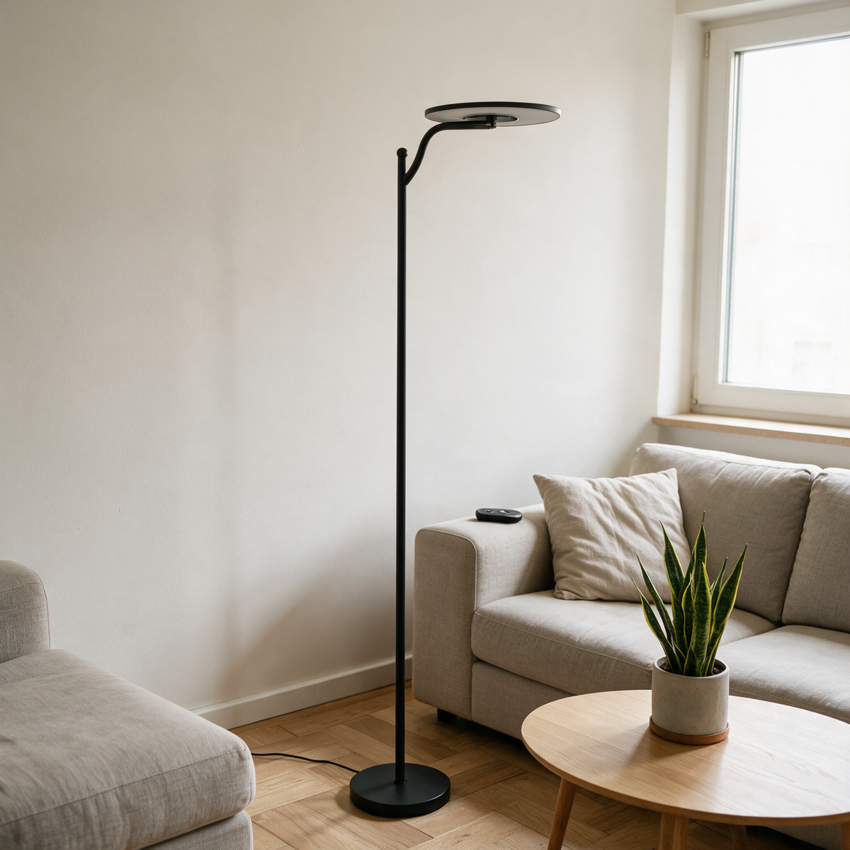 Stehlampe im Wohnzimmer bei Tageslicht, Licht aus