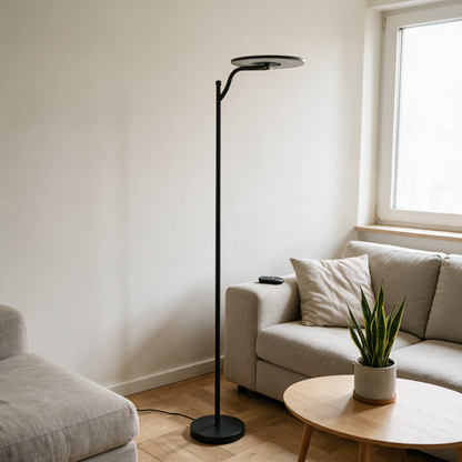 Stehlampe im Wohnzimmer bei Tageslicht, Licht aus