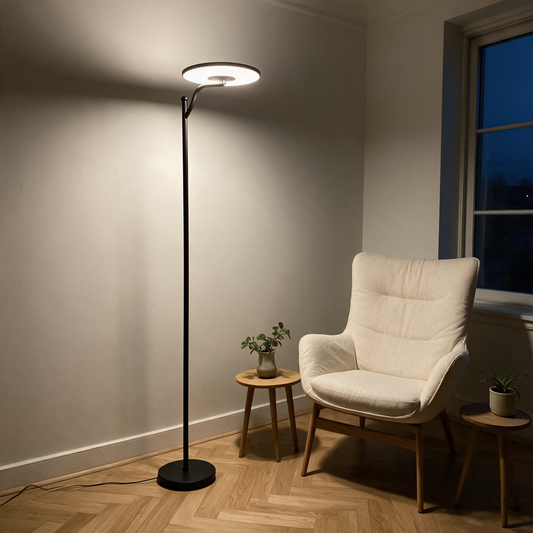 Stehlampe abends eingeschaltet im Wohnzimmer