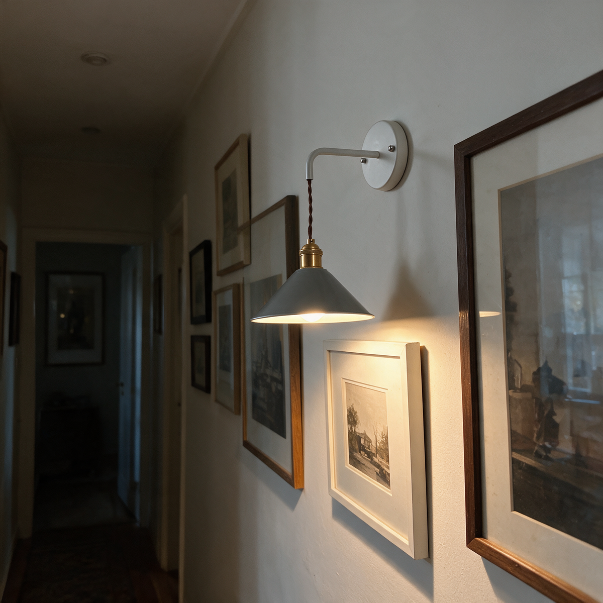 Wandleuchte im Flur mit Bilderwand