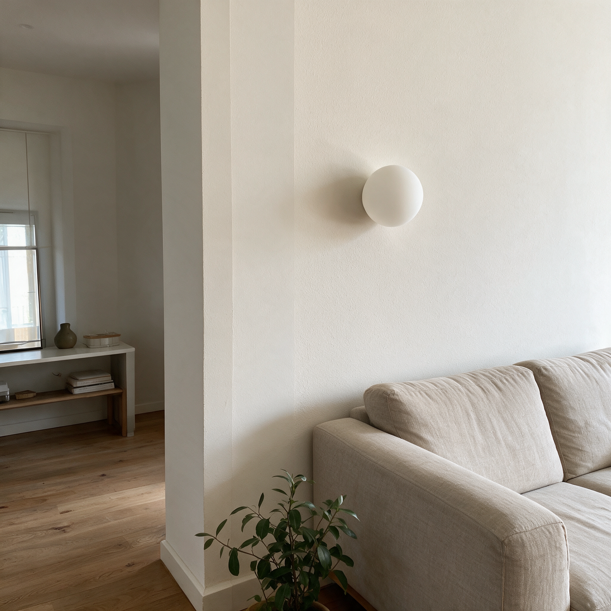 Wandleuchte mit Mattglas im Wohnzimmer, Tageslicht