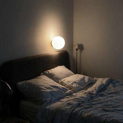 Wandleuchte am Bett, warmes Licht am Abend