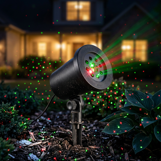 Laserprojektor im Garten mit roten und grünen Lichtpunkten auf Sträuchern und Hauswand