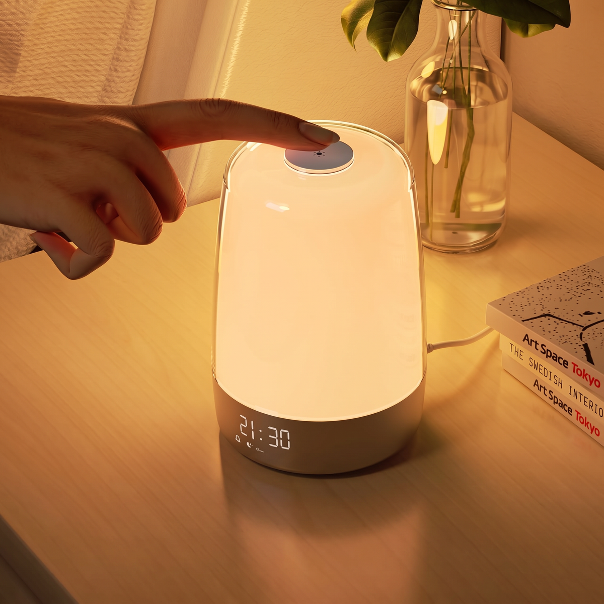 Tageslichtwecker Aurora wird am Nachttisch bedient