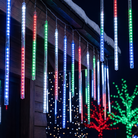 Bunte LED-Röhren als Weihnachtsdeko am Dachüberstand