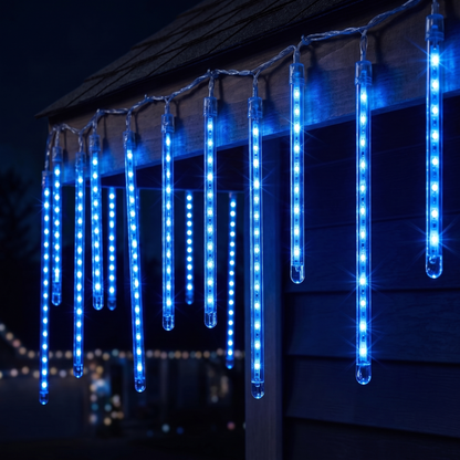 Blaue LED-Röhren hängen am Dachrand eines Hauses