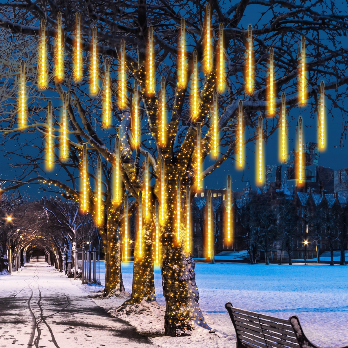 Warmweiße Leuchtröhren hängen als Lichterkette in einem verschneiten Park
