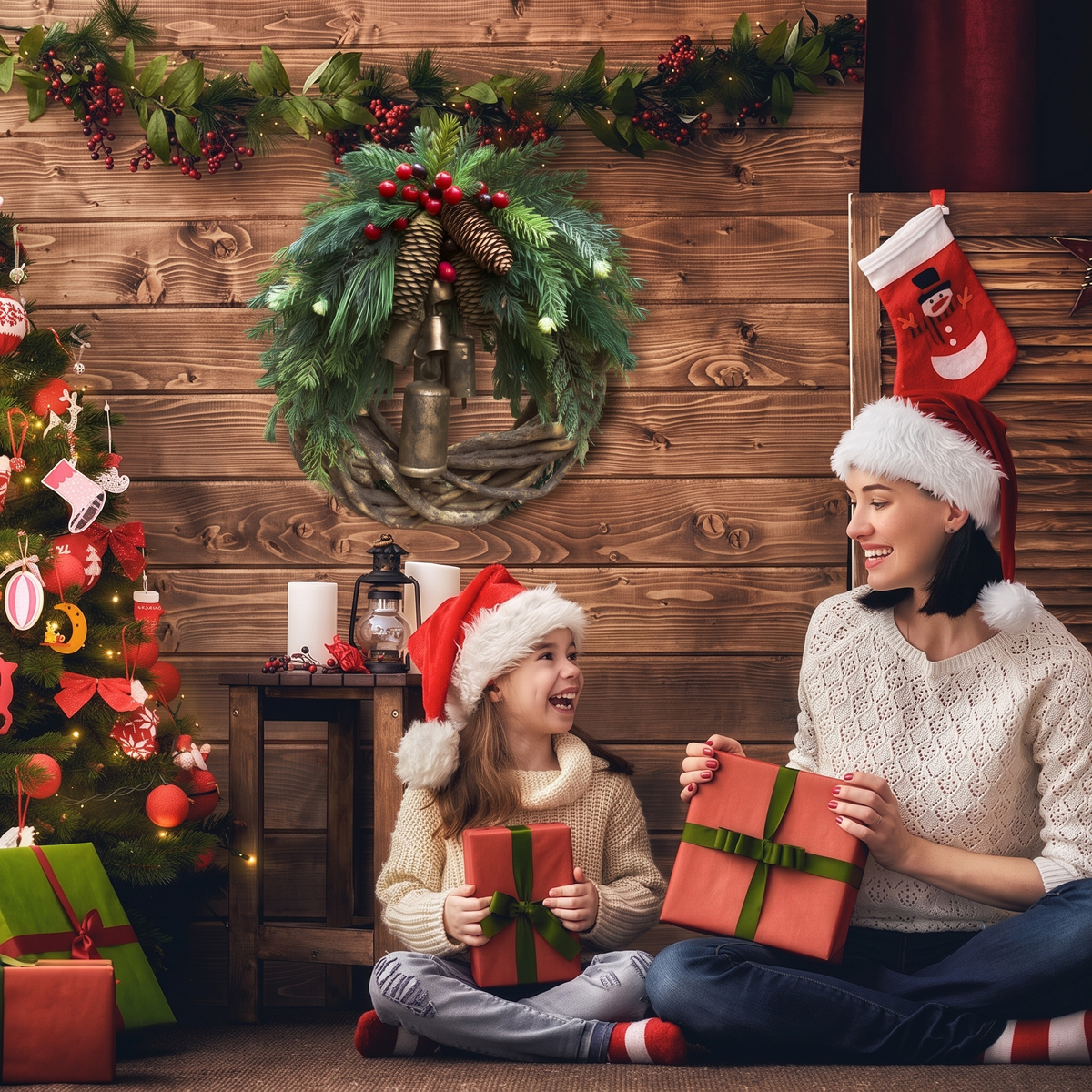 Weihnachtskranz an Holzwand in festlich dekoriertem Wohnzimmer