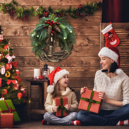 Weihnachtskranz an Holzwand in festlich dekoriertem Wohnzimmer