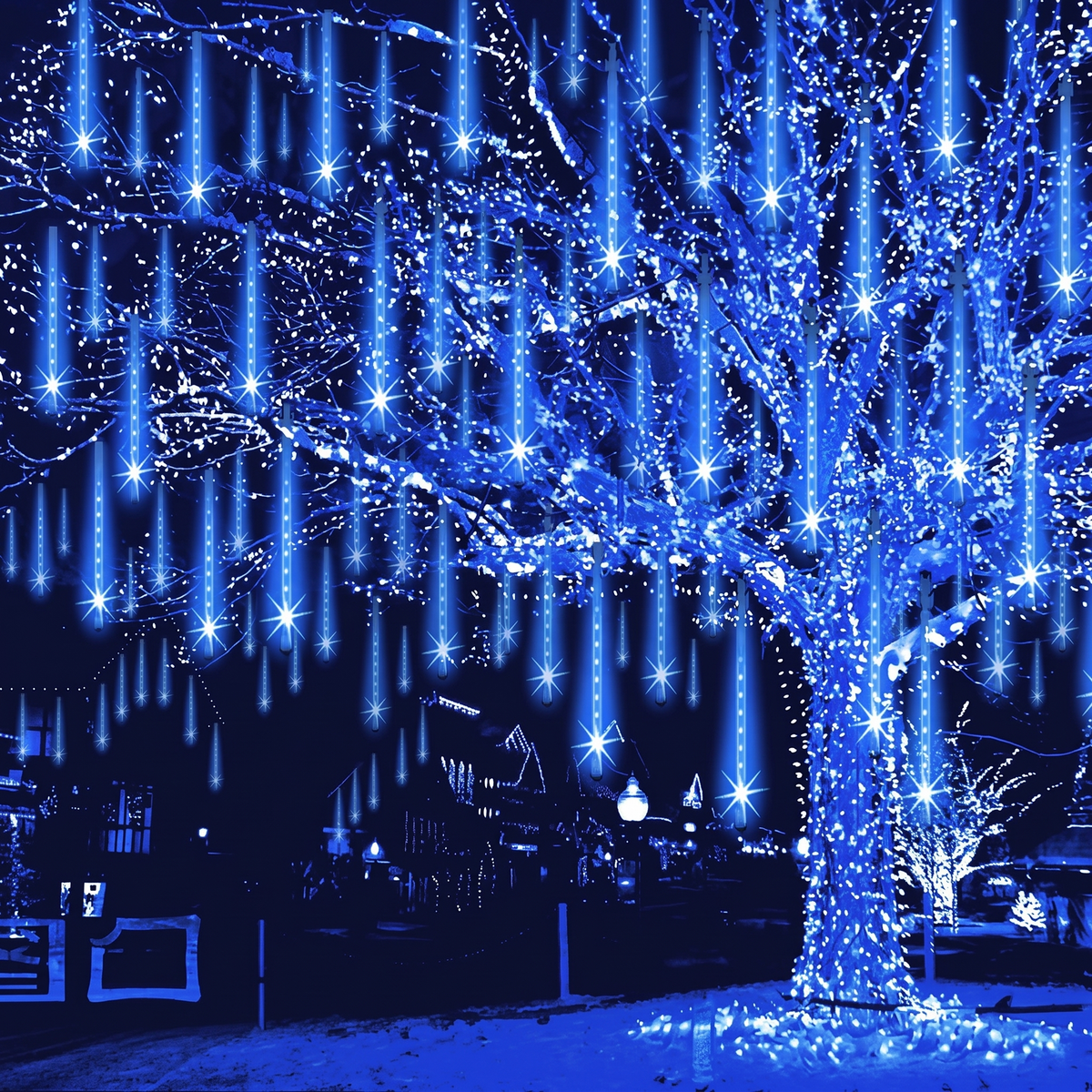 Blaue Meteorschauer-Lichterkette in einem großen Baum bei Nacht