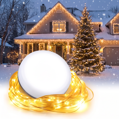 Weihnachtslampe auf warmweißer LED-Lichterkette vor einem weihnachtlich beleuchteten Haus